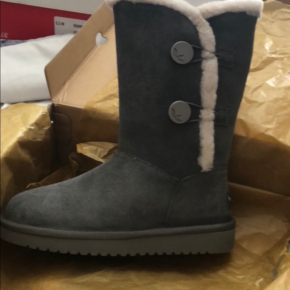 uggs - Picture 2 of 5